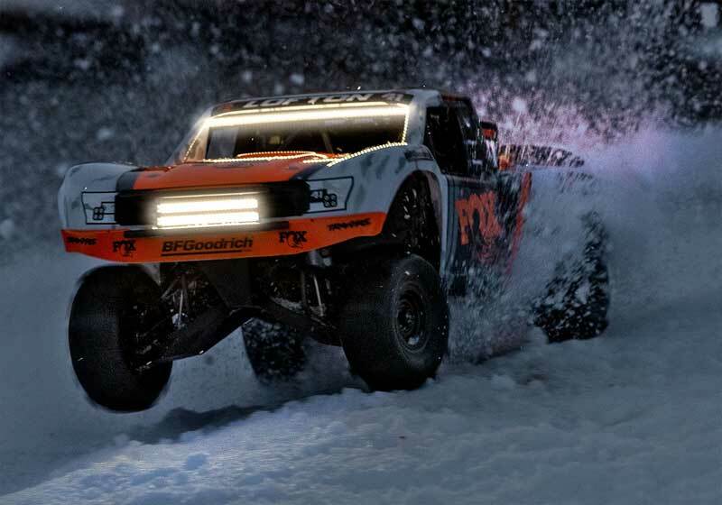 Camión RC Traxxas Unlimited Desert Racer 4WD sin escobillas RTR con luces LED instaladas de fábrica