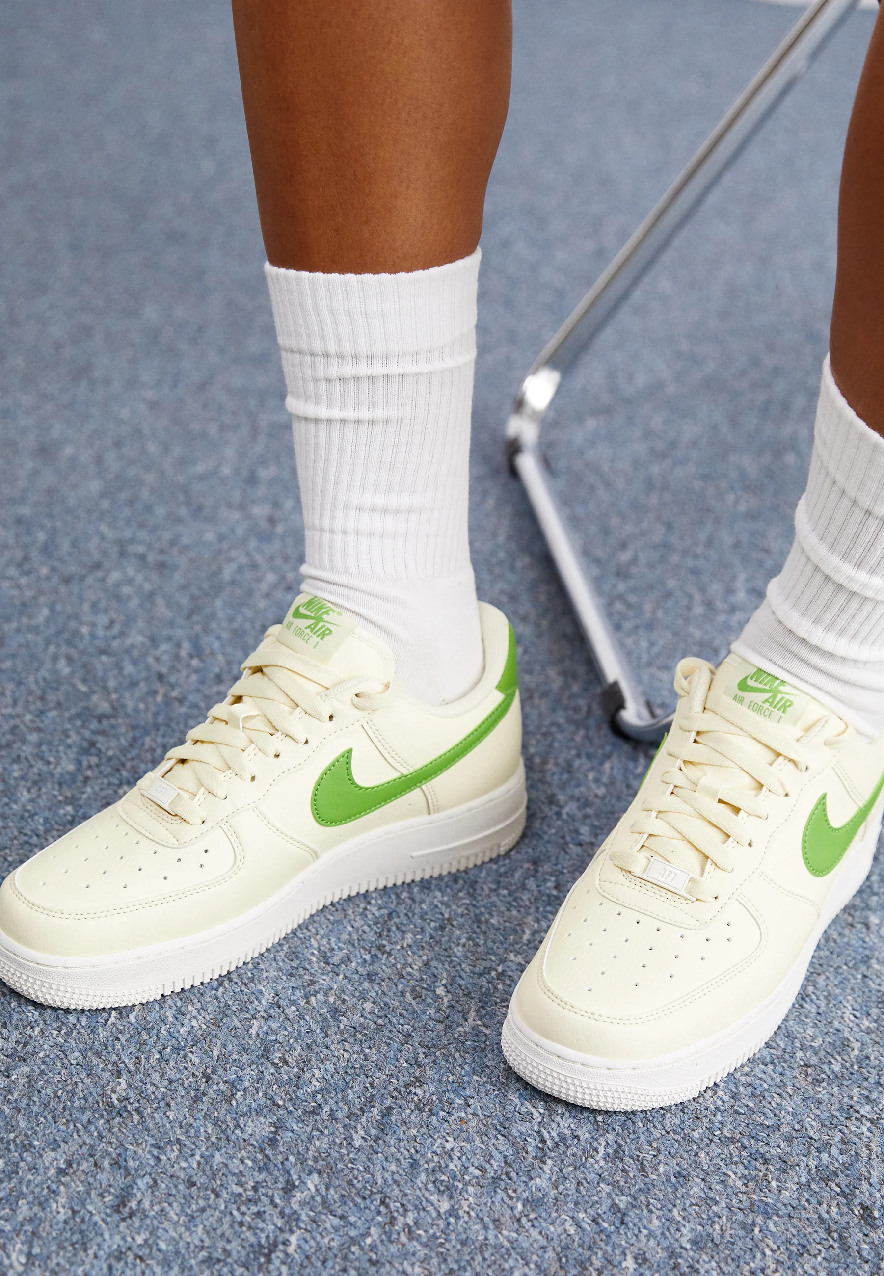 Nike Sportswear AIR FORCE 1 07 NEXT NATURE - Sneakers laag - coconut milk/chlorophyll/sail/volt/black/crème